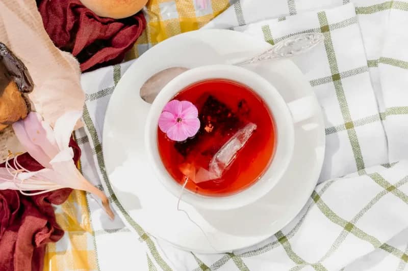 چای گل ختمی قرمز جلوه‌ای متفاوت در هر فنجان